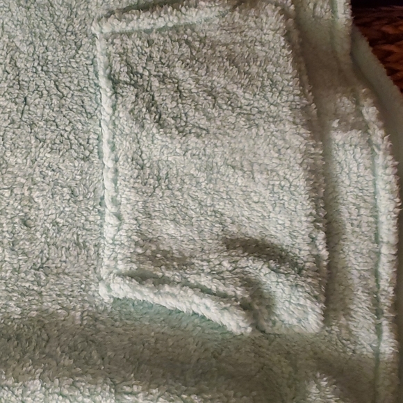 Sherpa Pullover - Picture 2 of 4